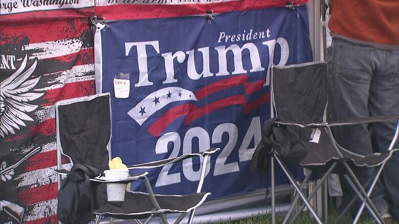 イベント会場にはトランプ氏を支持する旗が多数