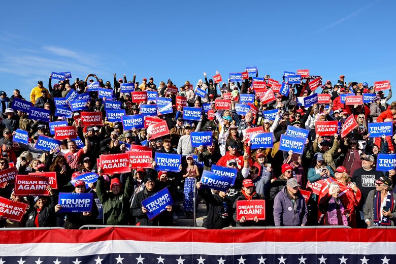 多くのトランプサポーター（2024年トランプ氏の演説会場）