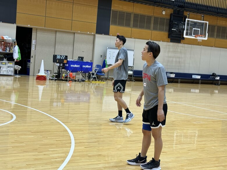練習する富樫勇樹（16日、都内）