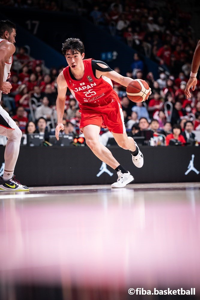 ドリブルで敵陣に攻め込む川島悠翔（22日、東京・有明コロシアム）