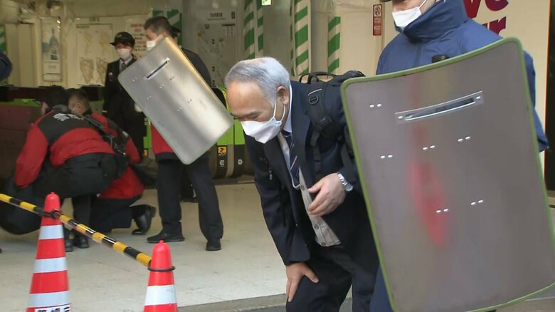 訓練では、けが人を搬送する手順なども確認された