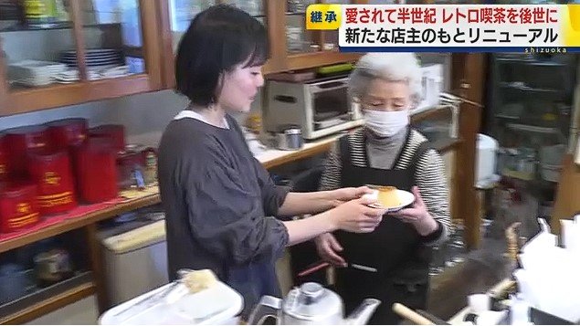 喜久子さんにプリンを試食してもらう茜さん