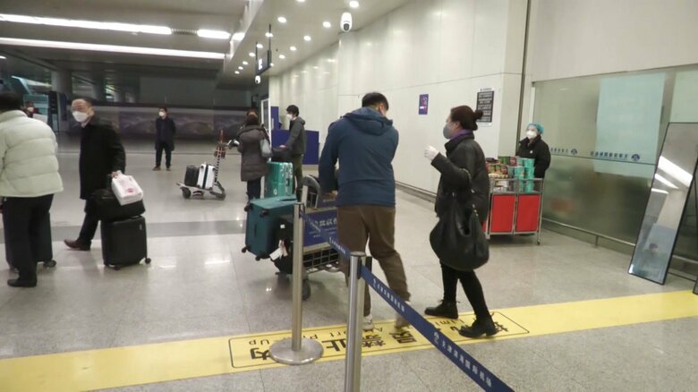 強制隔離されることなく到着口に現れた人々（天津国際空港・8日午後）