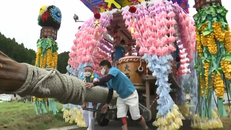 街を進む大石七夕祭組の山車