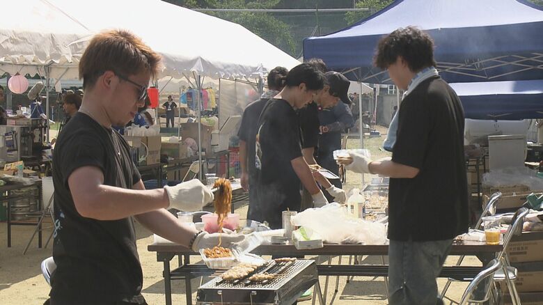 実行委員の若者たちが中心になって祭りを運営