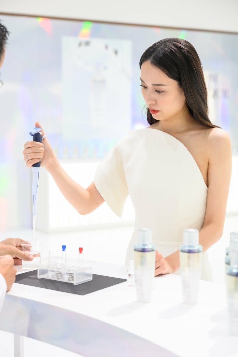 「クラリフィック デュアル エッセンス ローション EX」新製品発表会