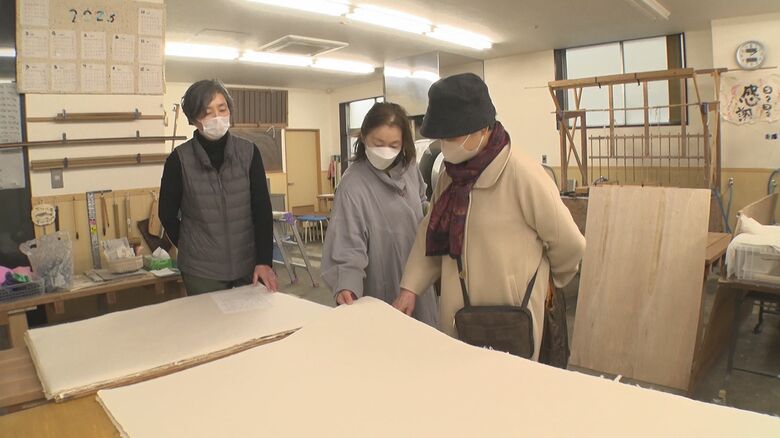 紙漉き場に立ち寄ったお客さん