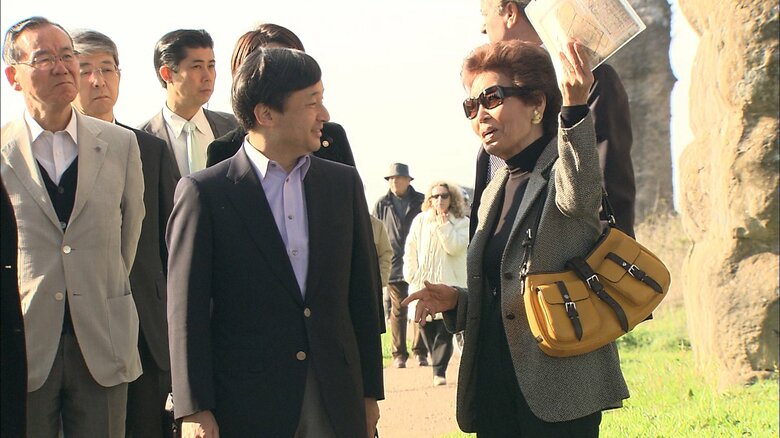 2010年 ローマの遺跡視察をする天皇陛下と塩野七生さん