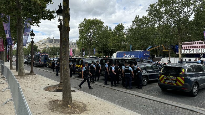 開会式10日前のシャンゼリゼ通りの様子