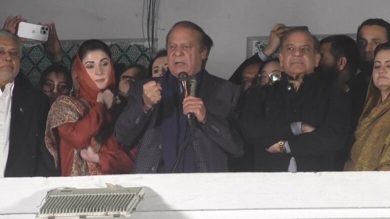 勝利宣言するシャリフ前首相（ラホール・9日）
