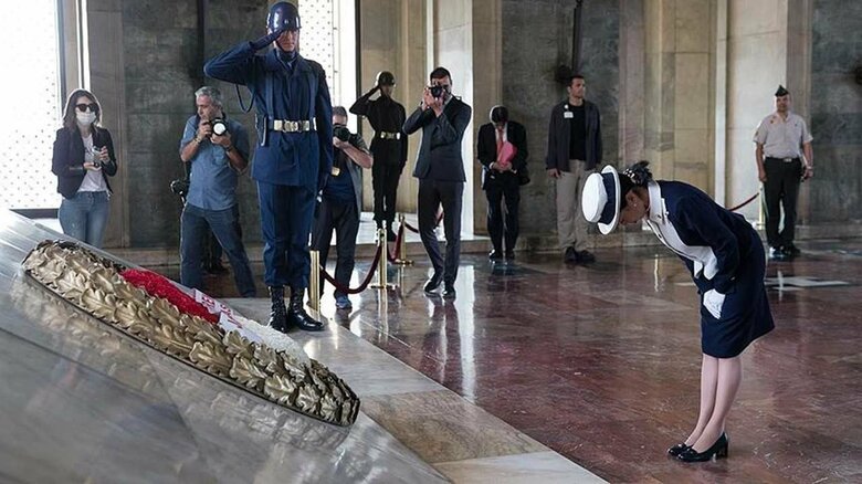 初代大統領アタチュルクの廟に献花・拝礼される彬子さま　：トルコメディアより