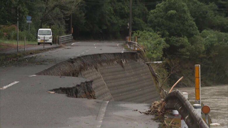 宮崎・日向市では川の護岸が道路ごと崩壊