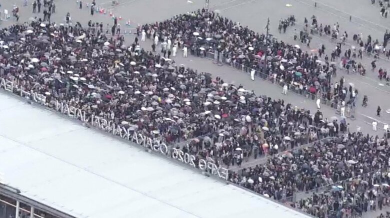 混雑した入場ゲート 4月13日