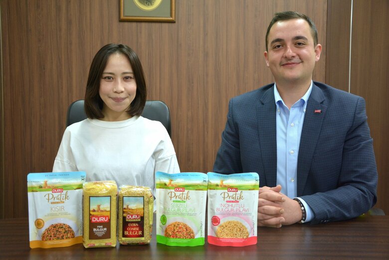 マルレの柳谷恭子さん（左）とオネル・エネスさん