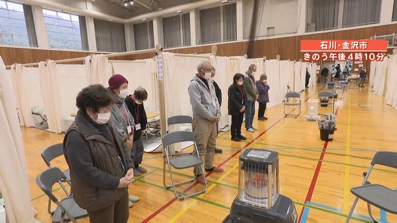 2月1日午後4時10分 黙とうする被災者