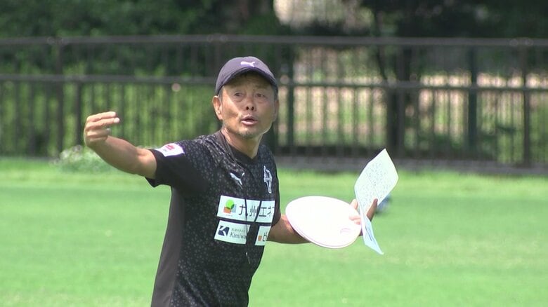 選手たちを指導する大木監督