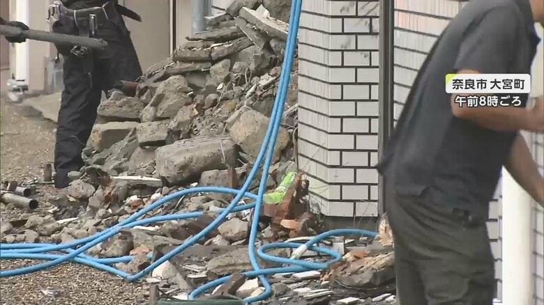 ビル解体工事現場で足場が倒壊し、撤去作業に追われる作業員ら