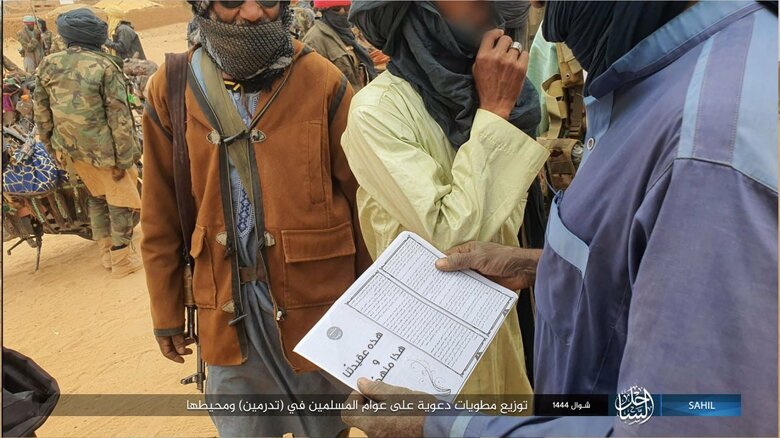 「イスラム国サヘル州」が「イスラム国」本体の行動指針のコピーを戦闘員に配布する様子