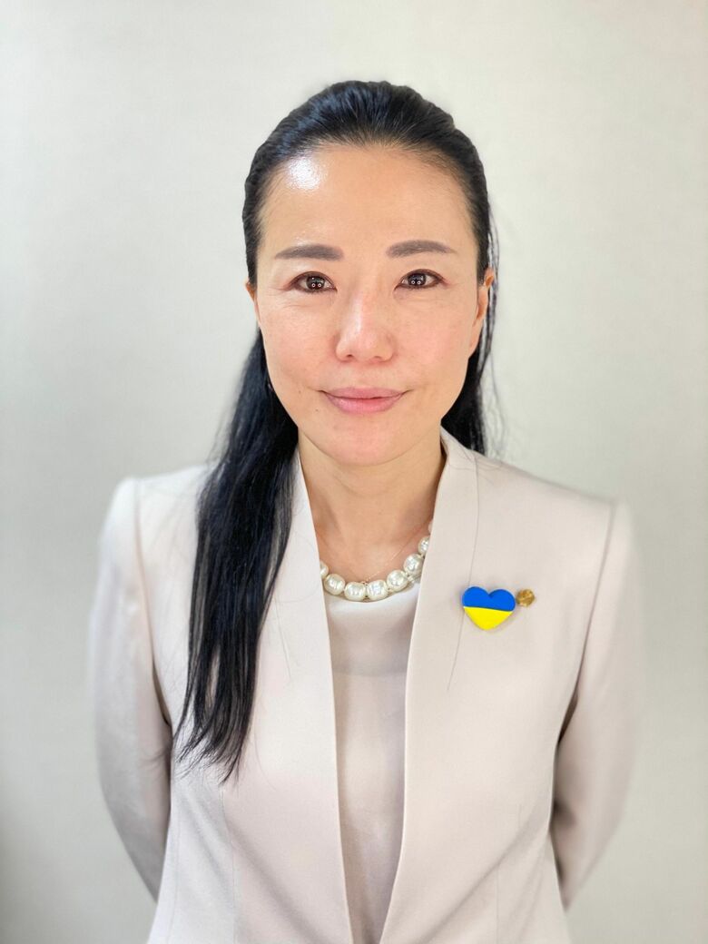 日本経済大学の都築学長の胸にはウクライナ国旗の飾りが