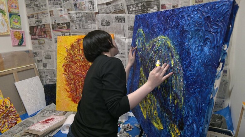 カメをモチーフにした作品を制作中の畠澤さん