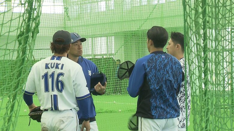 相川コーチの指導を受けるキャッチャー陣