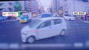 カメラが捉えた車同士の“衝突”事故　フロント大破の軽自動車は赤信号無視、横断歩道には歩行者の姿　乗用車運転の女性軽傷　東京・新宿区