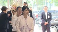 愛子さまラオス公式訪問最終日　初の機織り「楽しい 日が暮れちゃう」と笑顔　左手首に伝統儀式の“白い糸”　地元紙「友好70周年を際立たせる」