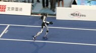 ロボット100m走で壁に激突し大破も　中国「ヒト型ロボット運動会」に驚異の進化ロボット登場　日本企業も参戦
