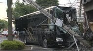 「いきなりドドドドーと音がして」観光バスが電柱衝突　近くの小学校は臨時休校　60代運転手を搬送　東京・江戸川区
