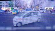 カメラが捉えた車同士の“衝突”事故　フロント大破の軽自動車は赤信号無視、横断歩道には歩行者の姿　乗用車運転の女性軽傷　東京・新宿区