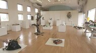 海岸に流れ着いた「漂着物でアート」…海洋ごみ削減の意識高める