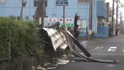 台風18号の暴風で奄美・徳之島に被害　建物損壊や原付バイク大破　3万3000戸超で停電続く