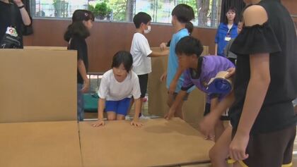 「防災の日」段ボールベッド作りに非常食の試食も　小学生が体験　防災への意識を高める　長野・上田市