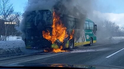 札幌から新千歳空港に向かう連絡バスが高速道路上で炎上　乗客・乗員41人は全員避難、けが人なし　北海道・千歳市