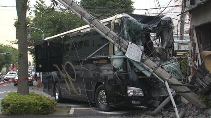 「いきなりドドドドーと音がして」観光バスが電柱衝突　近くの小学校は臨時休校　60代運転手を搬送　東京・江戸川区