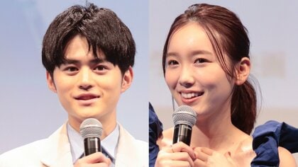 飯豊まりえ デコルテあらわなワンピースで…鈴鹿央士は週刊誌を心配？「すぐ撮られちゃうし…」