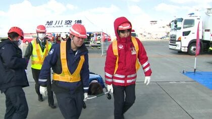 【旭川空港で着離陸後…旅客機火災を想定して訓練】―出火した機体から脱出時にケガ人が多数発生と想定＿空港関係者・警察・消防など約130人が参加〈北海道旭川市〉