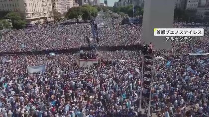 標識にのぼり、信号機を揺らす･･･橋から飛び降りる人も　W杯優勝“英雄”の凱旋で大混乱　500万人が一挙集結