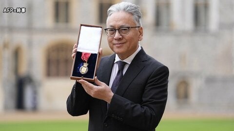 ノーベル文学賞作家のカズオ・イシグロ氏にイギリス国王が勲章を授与