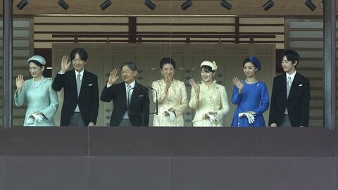 天皇陛下66歳誕生日で皇居一般参賀に2万1千人　悠仁さま初出席　都心22.9℃で5月上旬並みの陽気　季節外れ“春本番”に各地賑わう