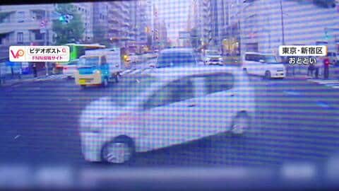 カメラが捉えた車同士の“衝突”事故　フロント大破の軽自動車は赤信号無視、横断歩道には歩行者の姿　乗用車運転の女性軽傷　東京・新宿区