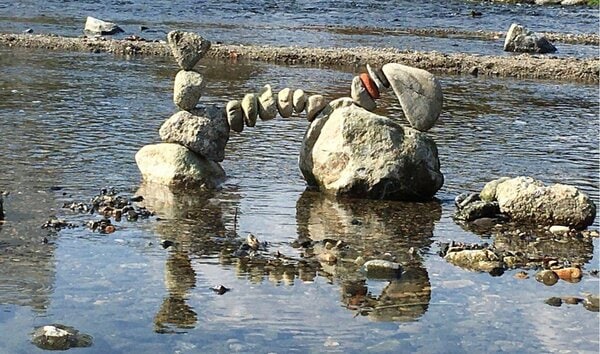 京都・鴨川で見つけた見事な“石アート”の投稿にご本人登場! 絶妙な