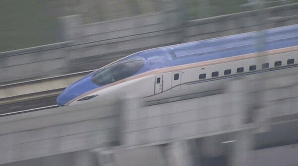 キャリーケースが落下して女性の頭を直撃　北陸新幹線で客同士のトラブル、遅延で900人に影響｜FNNプライムオンライン