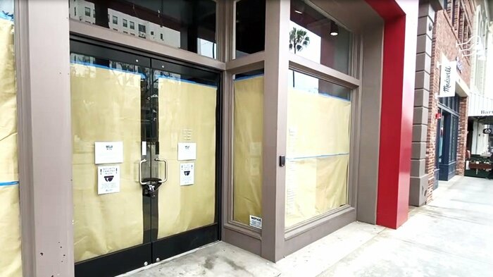 サンタモニカの商店街は営業再開が許されているが、閉店したままの店舗が目立つ