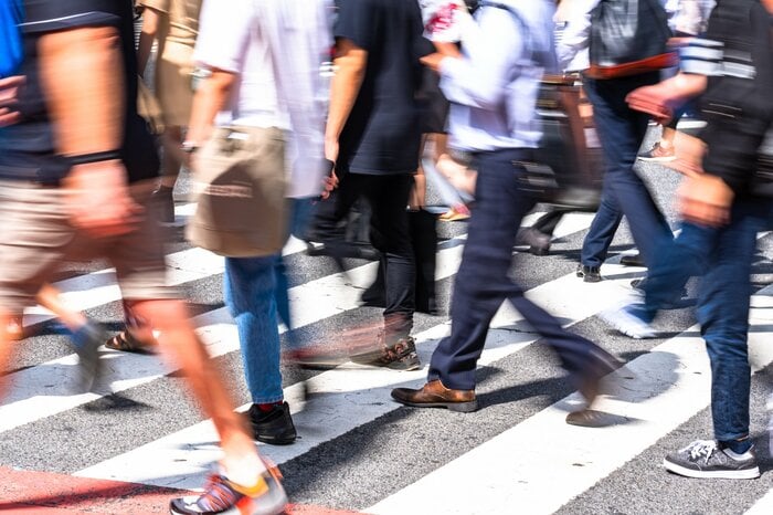 治療中は人混みのあるところに行かない(画像はイメージ)