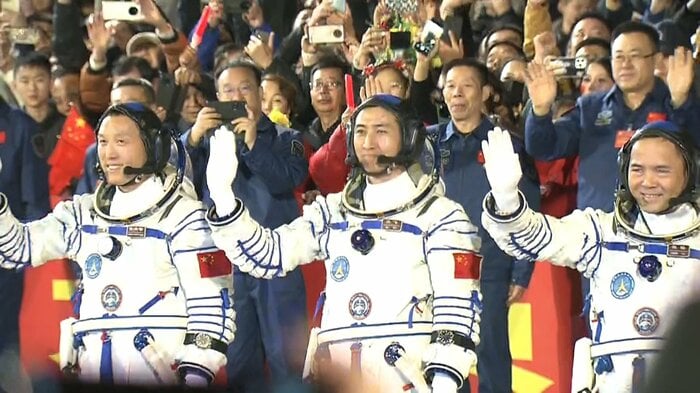 映画のワンシーンのような宇宙飛行士の出発式