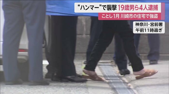 神奈川・宮前署に入る19歳の男ら(1日午前10時45分ごろ)