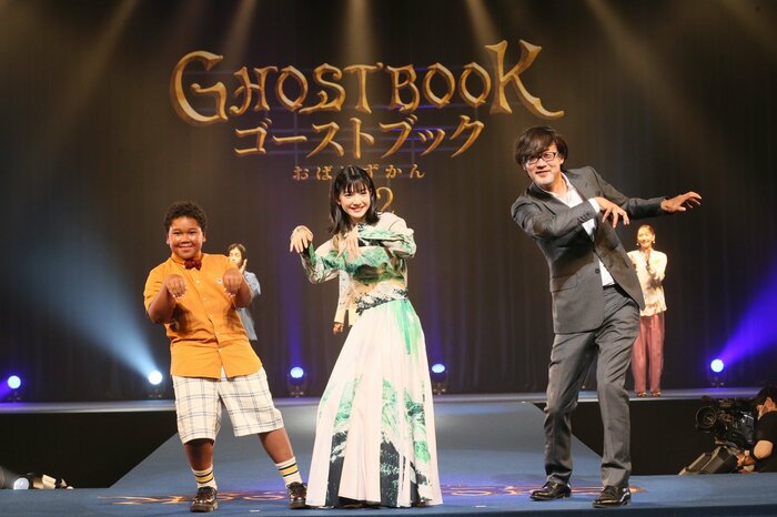 “おばけポーズ”を披露する山崎貴監督(右)ら