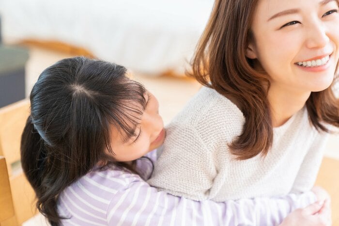 ハグしたりすることで子どもの気持ちが落ち着く（画像：イメージ）