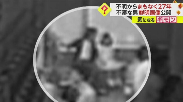 外を指差し、ゆかりちゃんを連れ出そうとしている男